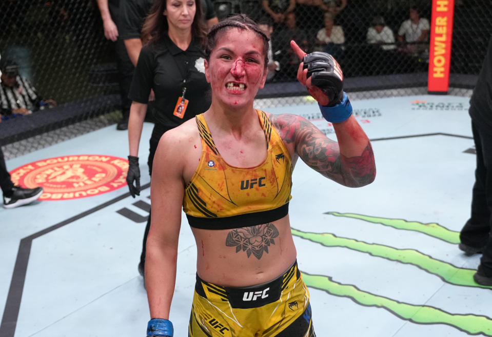 LAS VEGAS, NEVADA - 16 DE ABRIL: Pannie Kianzad de Irán reacciona después de la conclusión de su pelea de peso gallo contra Lina Lansberg de Suecia durante el evento UFC Fight Night en UFC APEX el 16 de abril de 2022 en Las Vegas, Nevada.  (Foto de Jeff Bottari/Zuffa LLC)