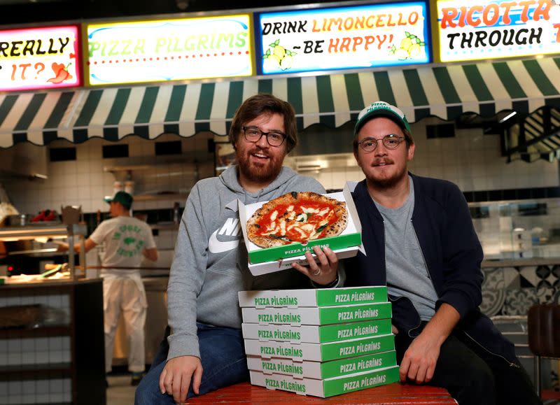 Los cofundadores de Pizza Pilgrims, los hermanos Thom (I) y James Elliot, posan para una fotografía en uno de sus restaurantes en Londres, Reino Unido, el 20 de noviembre de 2020