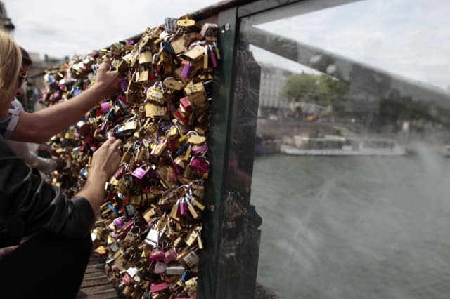 FRANCE-PARIS-LOVE-PADLOCKS-BRIDGE