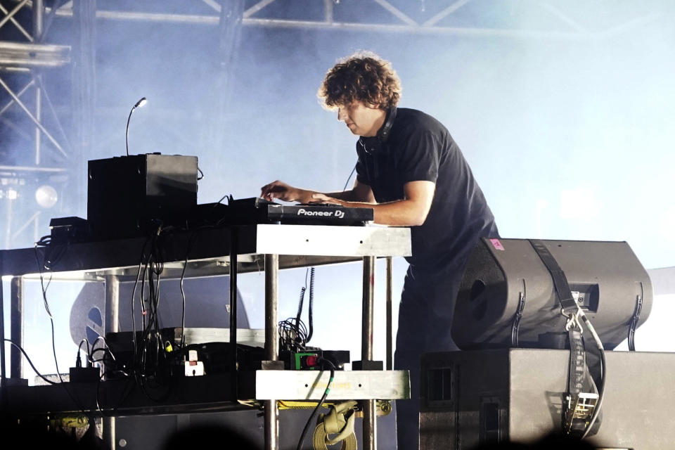 El músico británico Jamie xx durante su presentación en el festival Axe Ceremonia en el parque Bicentenario en la Ciudad de México el domingo 2 de abril de 2023. (Foto AP/Marco Ugarte)