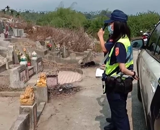 嘉義竹崎警分局警員在公墓拿著大聲公高喊防疫，但現場卻沒有一位「活人」，讓網友們全看傻眼！（圖片翻攝蔡正元FB）