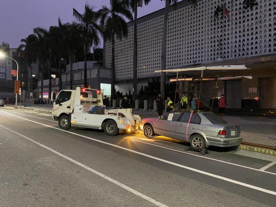 長期占據停車格位的廣告車，交通局拂曉出擊，鐵腕移置，淨空停車格。（交通局提供）