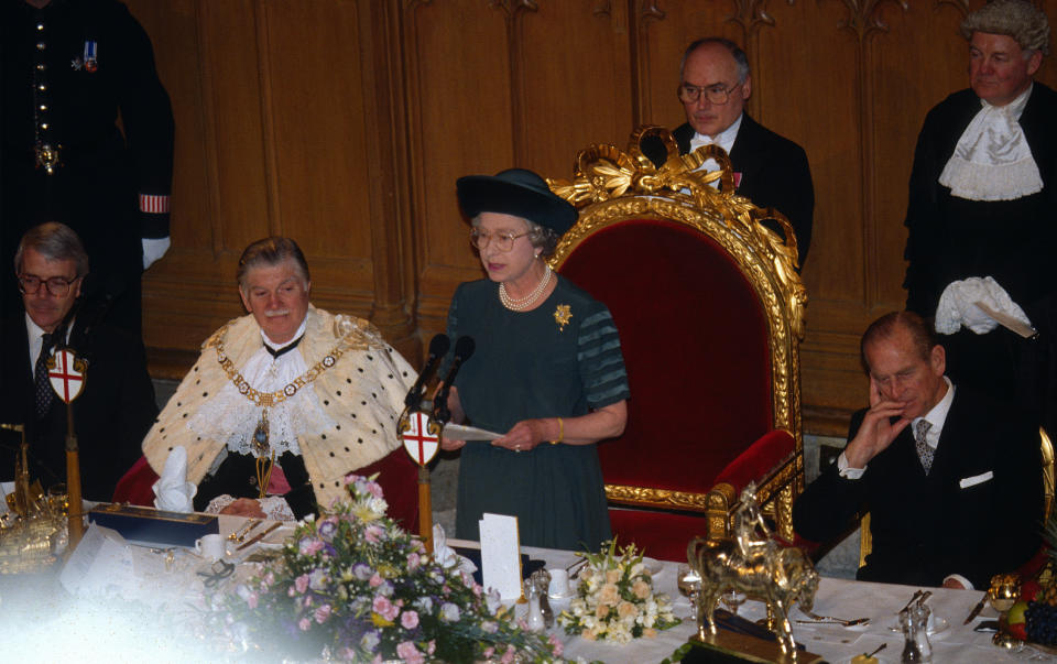 La reina Isabel II pronuncia su discurso Annus Horribilis en el Guildhall en 1992, tras la ruptura de los matrimonios de sus dos hijos y el fuego devastador que arrasó su hogar, el castillo de Windsor (Anwar Hussein / Getty Images). 