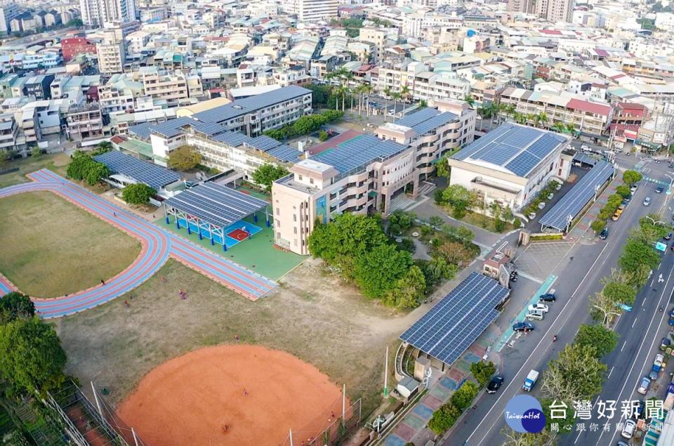 台中市教育局推動「綠能校園、減碳好空氣」，全市八成以上的學校屋頂「種電」，種電總容量約75百萬瓦。