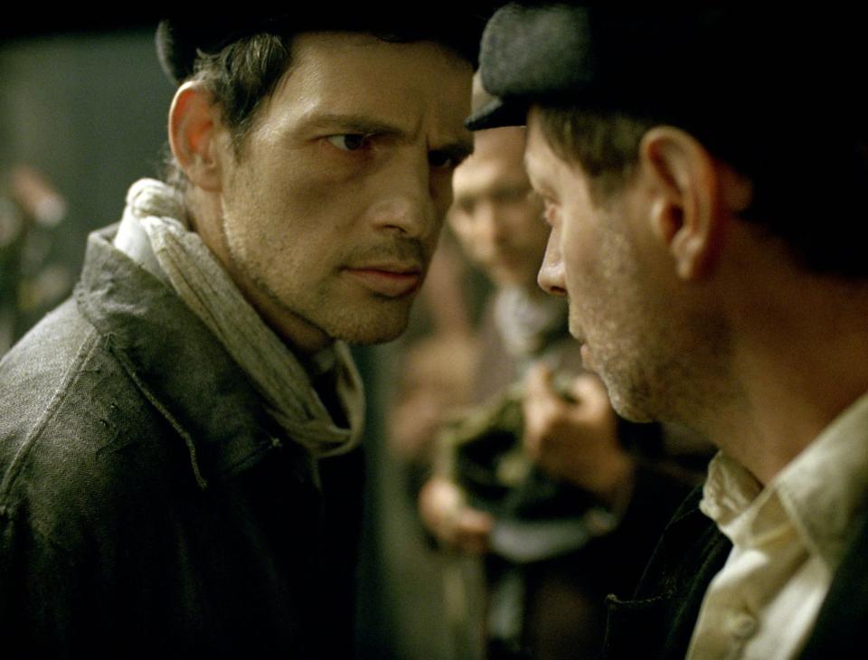 Schwer zu ertragen ist der ungarische Oscargewinner "Son of Saul" (2016). Und doch so wichtig: Der Film nimmt die Perspektive eines jüdischen Zwangsarbeiters ein, der in einem Krematorium des KZ Birkenau für den reibungslosen Ablauf der Vernichtung sorgen muss. Als er unter den Toten seinen Sohn zu erkennen glaubt, will er den Jungen würdevoll bestatten. (Bild: ARTE / Lakoon Filmgroup / Magyar Nemzeti Filmalap)