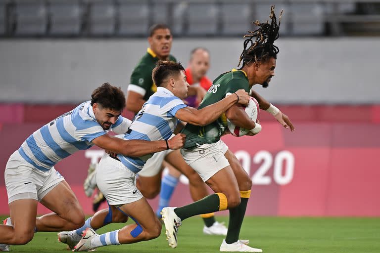 Selvyn Davids, el mejor jugador sudafricano, es tackleado en simultáneo por Ignacio Mendy y Marcos Moneta; los Pumas tuvieron una actuación descomunal