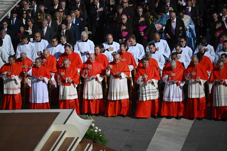 Los futuros cardenales se presentan durante un consistorio para crear 21 nuevos cardenales en la plaza de San Pedro en el Vaticano el 30 de septiembre de 2023