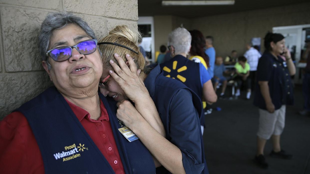 Fassungslos stehen Mitarbeiter von Walmart vor der Tür des Ladenkomplexes in El Paso. Foto: Mark Lambie/The El Paso Times/AP