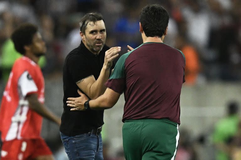 El saludo de Fernando Diniz y Eduardo 'Chacho' Coudet tras el empate 2 a 2 en la ida