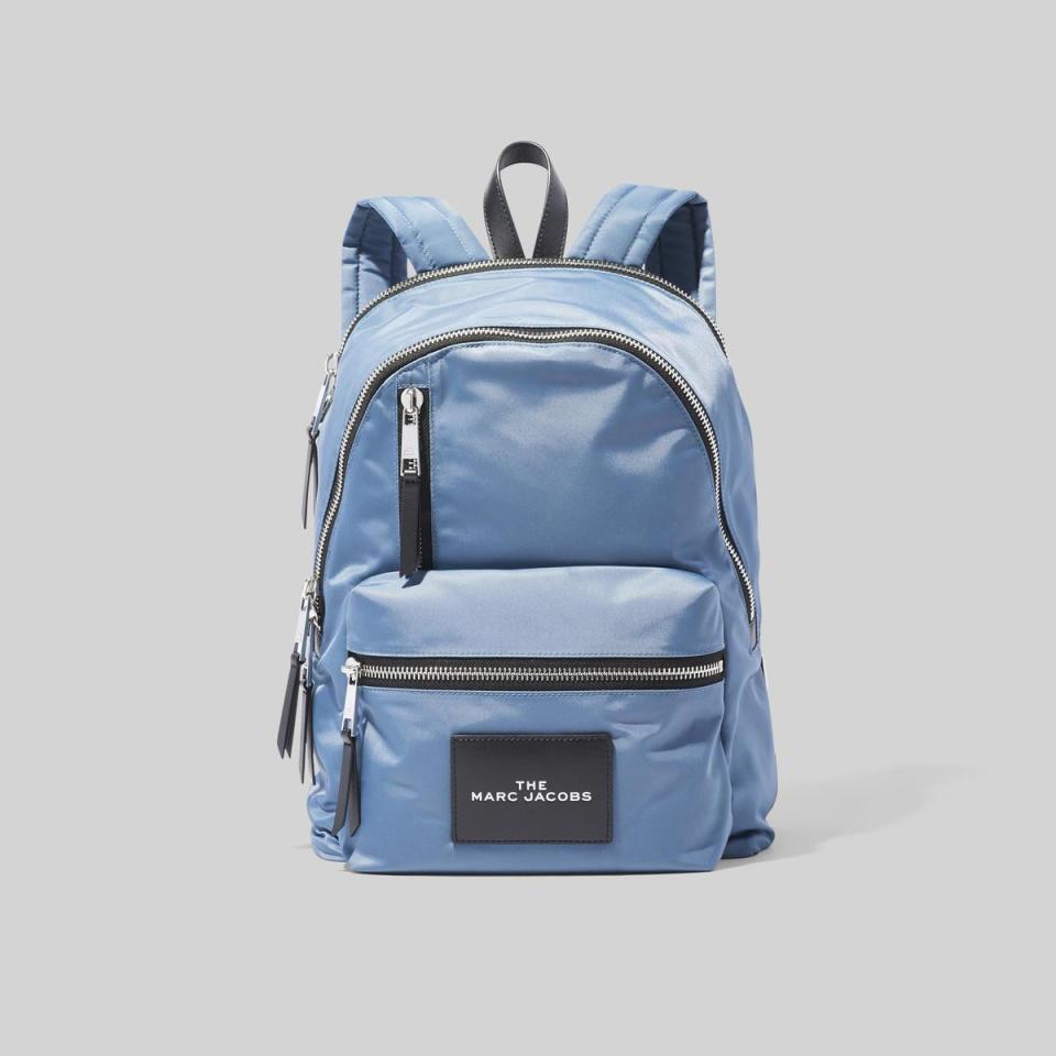 Marc Jacobs天空藍後背包。NT$11,900（俊思提供）