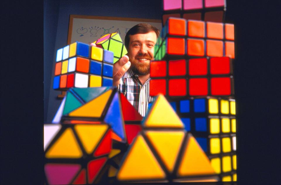 <p>Der Programmierer Alexey Pajitnov entwickelte 1994 das weltweit erfolgreiche Videospiel “Tetris”. Als Angestellter der Akademie der Wissenschaften der Sowjetunion blieb Pajitnov leider der Gewinn aus seinem Spiel verwehrt. </p>