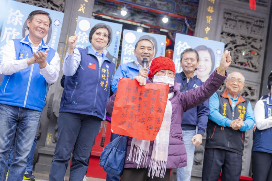 ▲圖／國民黨總統參選人侯友宜參拜顯聖宮時，更有支持者高舉「警界英雄！侯市長加油！國家人民需要您，請堅定勇敢向前行！加油！」的紙條。（圖／侯友宜競辦提供）