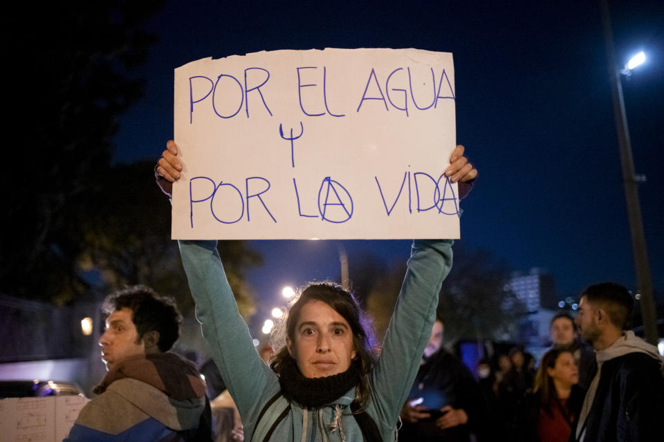 Una manifestante sostiene un cartel mientras protesta contra la falta de agua potable en Montevideo, Uruguay, el lunes 15 de mayo de 2023. (AP Foto/Santiago Mazzarovich)