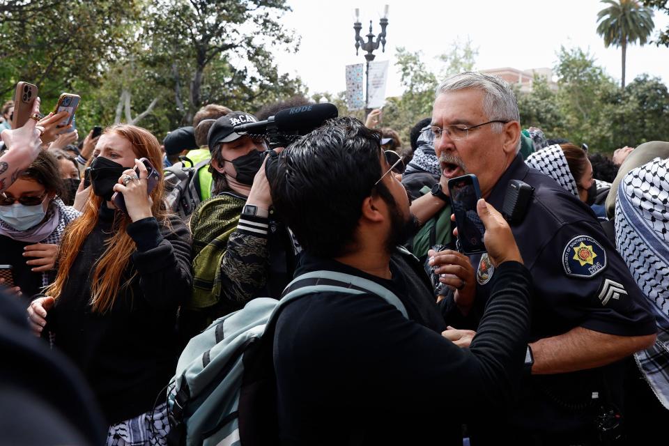 Estudiantes y miembros de la comunidad se enfrentan con oficiales de seguridad pública de la USC en Los Ángeles, California.