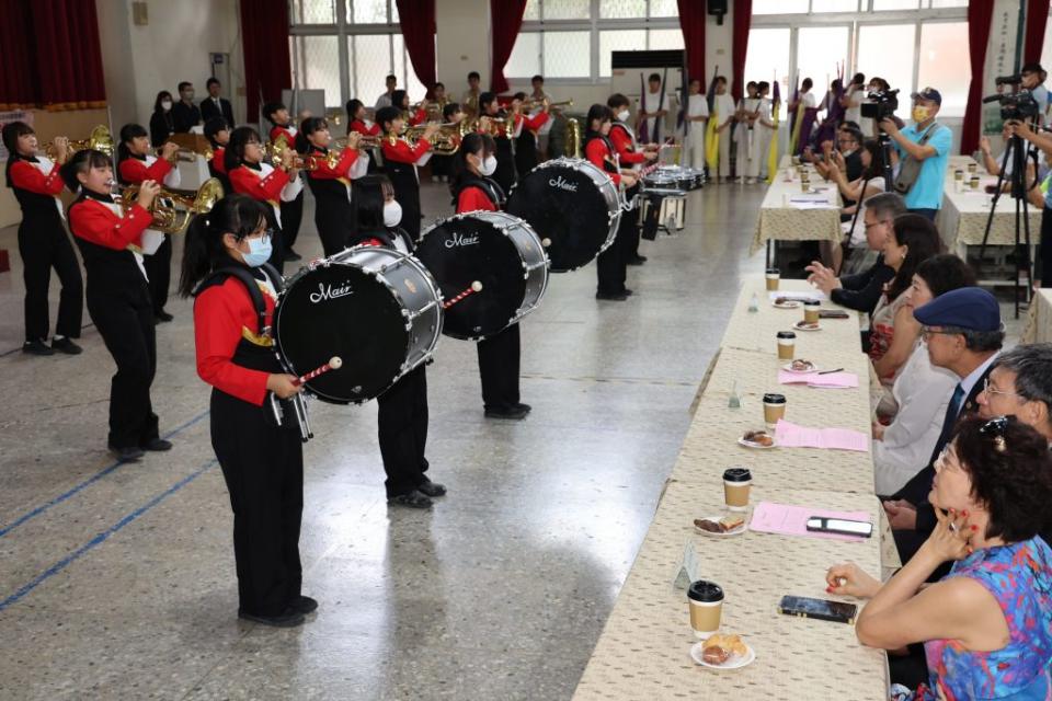 台中東區扶輪社到埔里鎮宏仁國中宏仁館，辦理全球獎助學金啟動儀式。(記者陳朝枝攝)