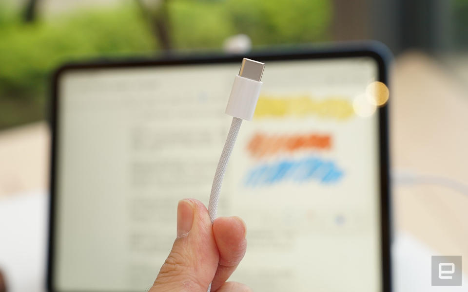 iPad 10 隨附新款編織 USB-C 線