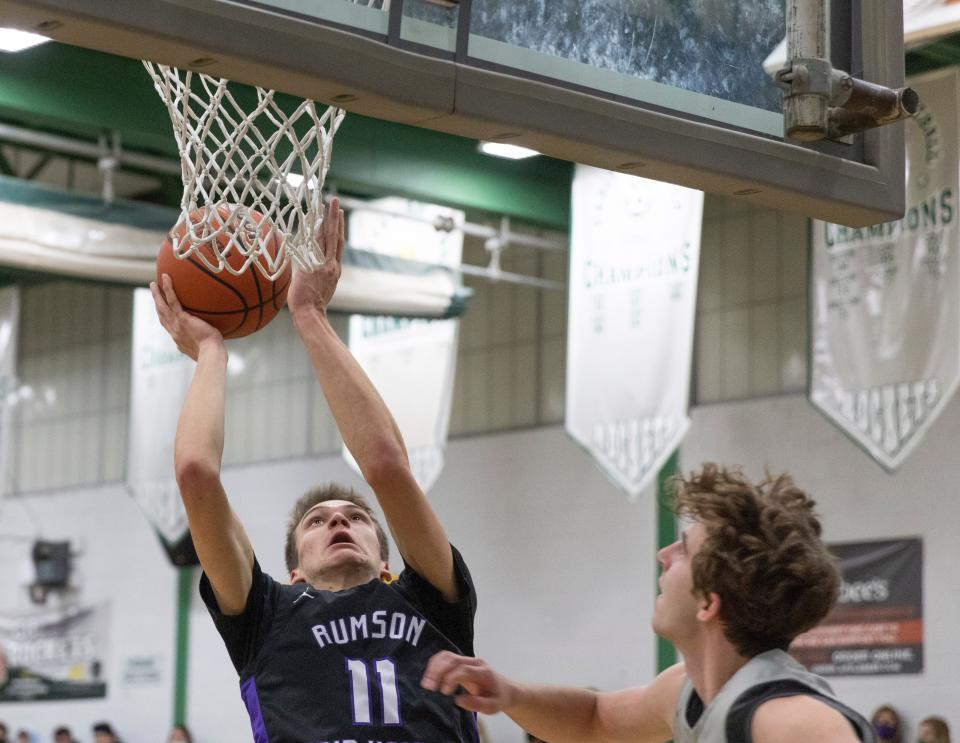 Rumson Trent Sloan goes up with a shot. Rumson-Fair Haven Boys Basketball defeats Raritan in Hazlet, NJ on January 20, 2022. 