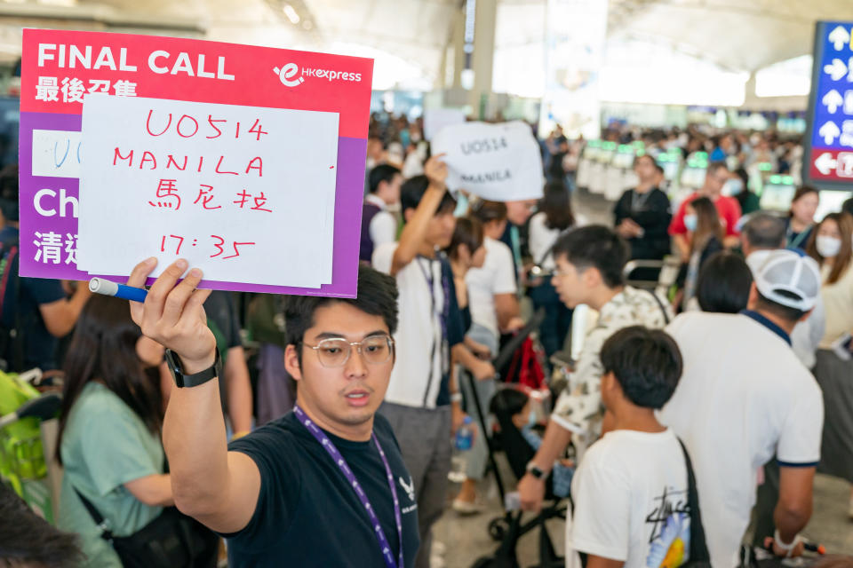 Aeropuerto Internacional de Hong Kong, donde el registro de pasajeros se ha tenido que hacer de forma manual  (AP Photo/Kanis Leung) (Photo by Anthony Kwan/Getty Images)