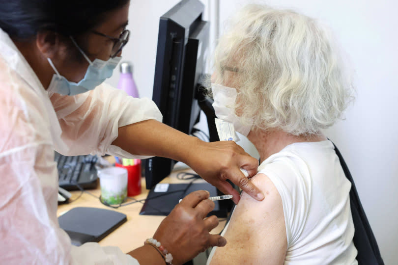 英國國民保健署呼籲，免疫力低下的民眾應盡速接種第4劑疫苗。（圖／達志／美聯社）