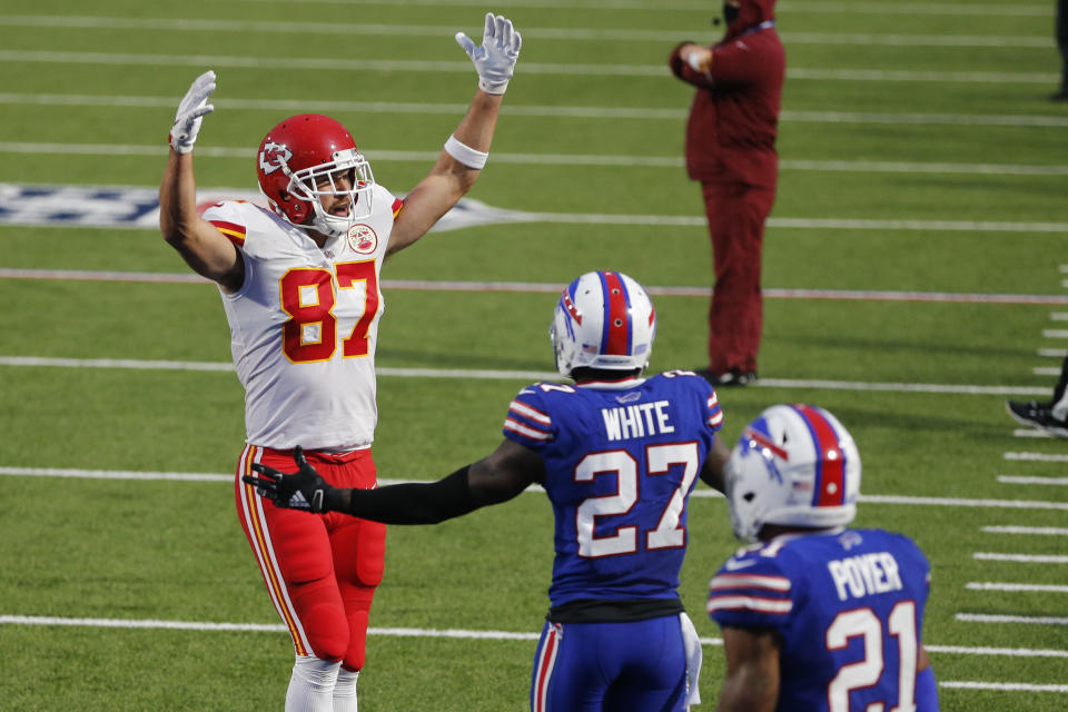 Travis Kelce de los Chiefs de Kansas City (izquierda) celebra su touchdown durante la primera mitad del partido de la NFL contra los Bills de Buffalo, el lunes 19 de octubre de 2020, en Orchard Park, Nueva York. (AP Foto/Jeffrey T. Barnes)