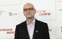 El director Steven Soderbergh posan en la premiere de "No Sudden Move" en la 20ª edición del Festival de Cine de Tribeca en The Battery el 18 de junio de 2021 en Nueva York. (Foto Evan Agostini/Invision/AP)