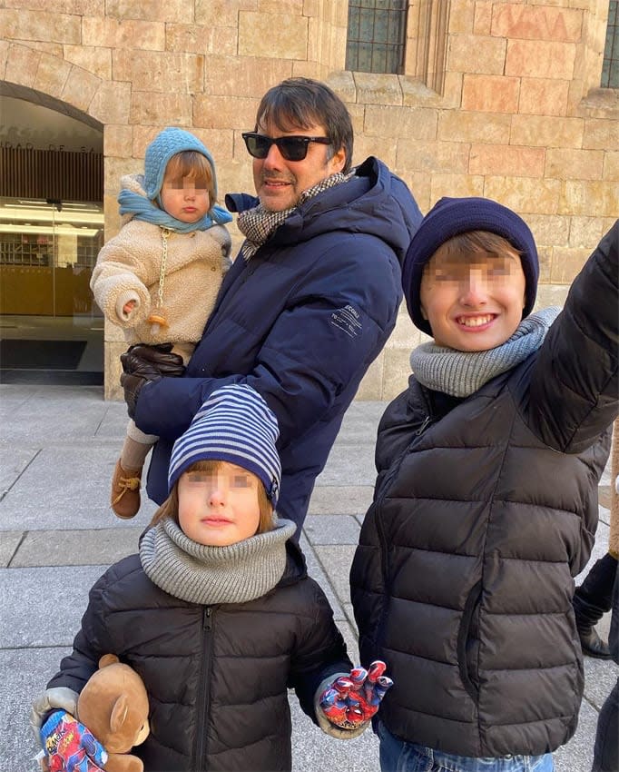 Ion Aramendi, de paseo por Salamanca con sus tres hijos