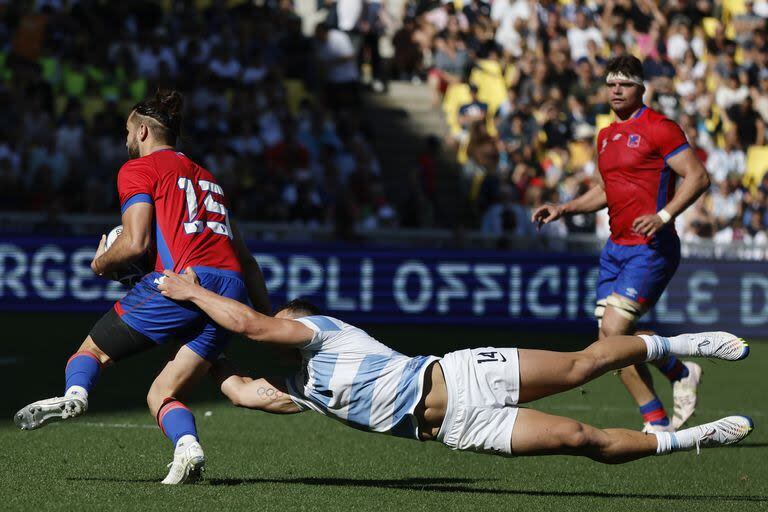 Una fiera para defender: Isgró tacklea con máximo esfuerzo al chileno Iñaki Ayerza; el mendocino es un rugbier versátil.