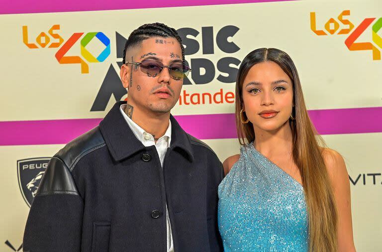 Duki y Emilia Mernes, referentes de la música urbana en Argentina, posaron para los flashes en el photocall de los premios Los 40 Music Awards 2023 en la ciudad de Madrid