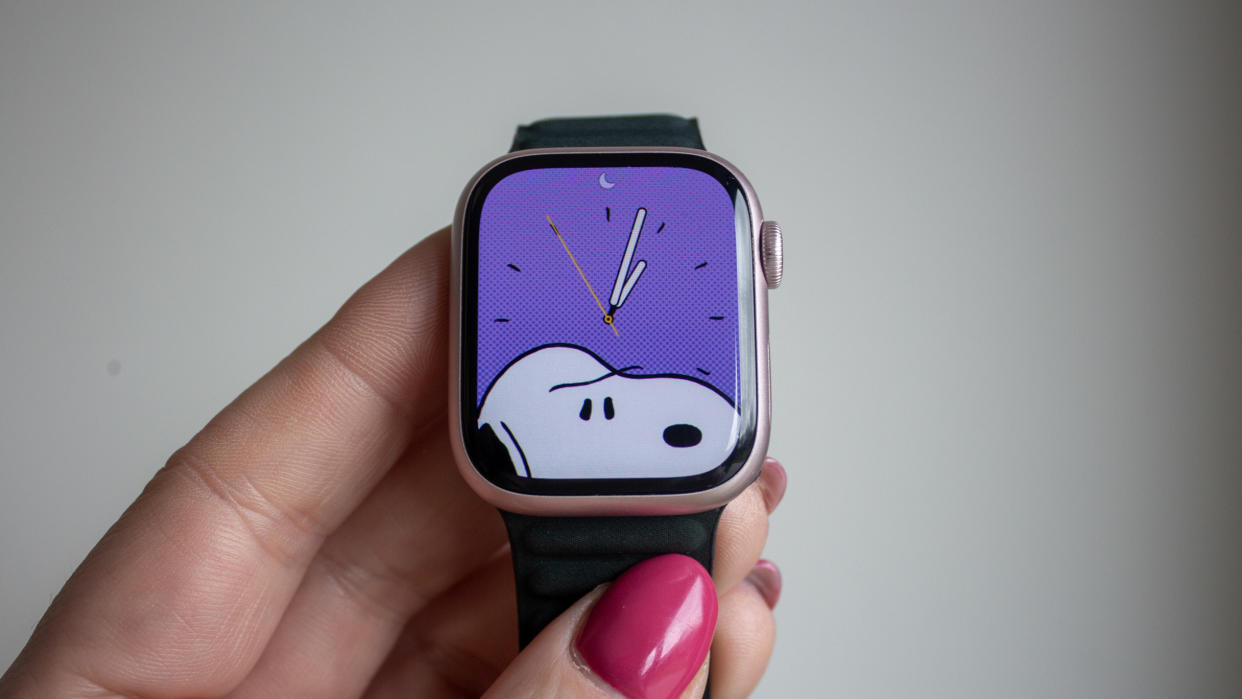  Snoopy on Apple Watch Series 9. 