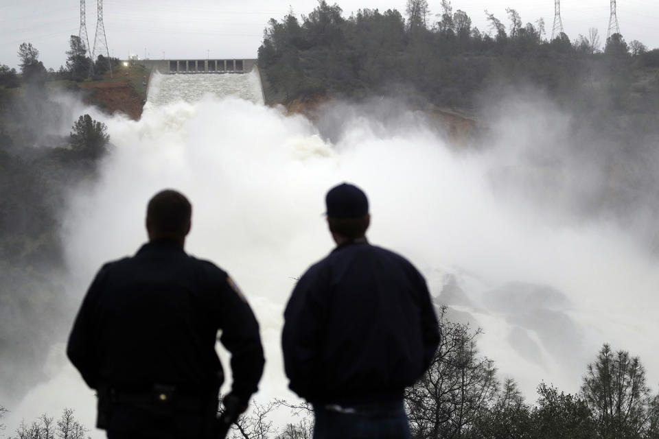 Damaged dam threatens Northern California towns