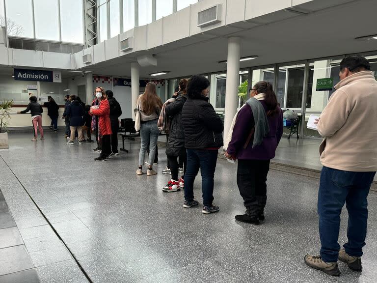 Fila de 37 personas para sacar turno en el Hospital Central de San Isidro