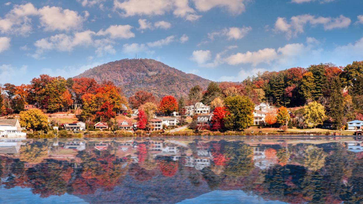  Fall foliage and houses surrounding Lake Junaluska in Asheville, North Carolina. 