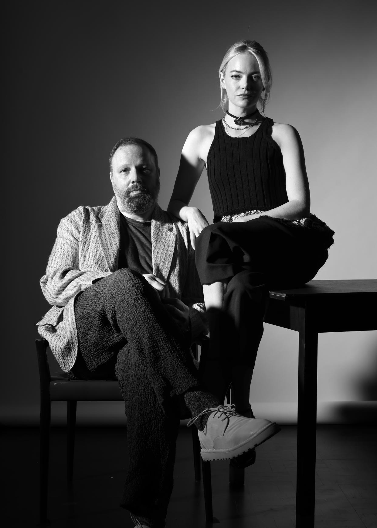 El director Yorgos Lanthimos y la actriz Emma Stone en West Hollywood, California, el 17 de noviembre de 2023. (Thea Traff/The New York Times)

