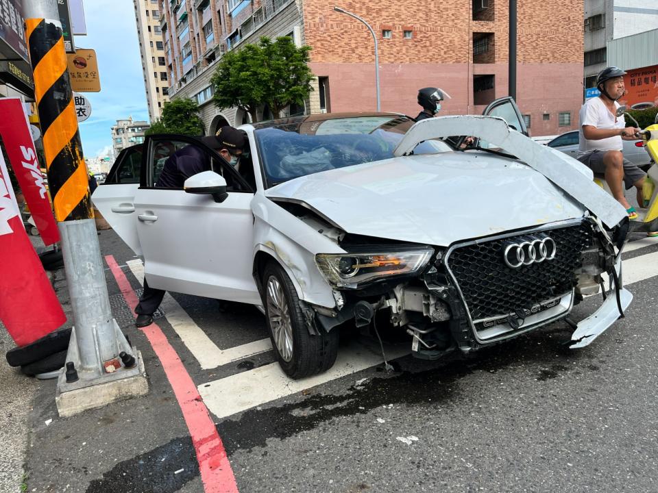 台南市發生21歲女駕駛奧迪名車，酒駕撞擊路人。民眾提供