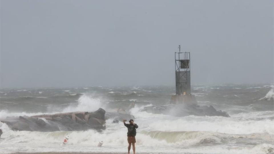 Un hombre frente a una playa