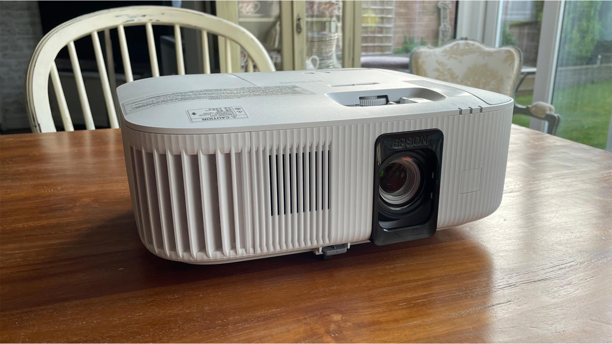  Home cinema projector: Epson EH-TW6250 