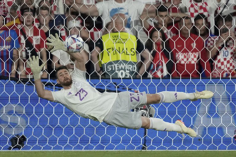 Unai Simón despeja el penal de Petkovic, vital para que España fuera campeón