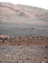 <p>In dieser spektakulären Aufnahme vom 27. August 2012 erstreckt sich eine Tiefebene vor dem Auge von “Curiosity”. Der höchste Berggipfel in dem Foto ist laut NASA 16,2 Kilometer vom Rover entfernt. (Bild: NASA/JPL-Caltech/MSSS) </p>