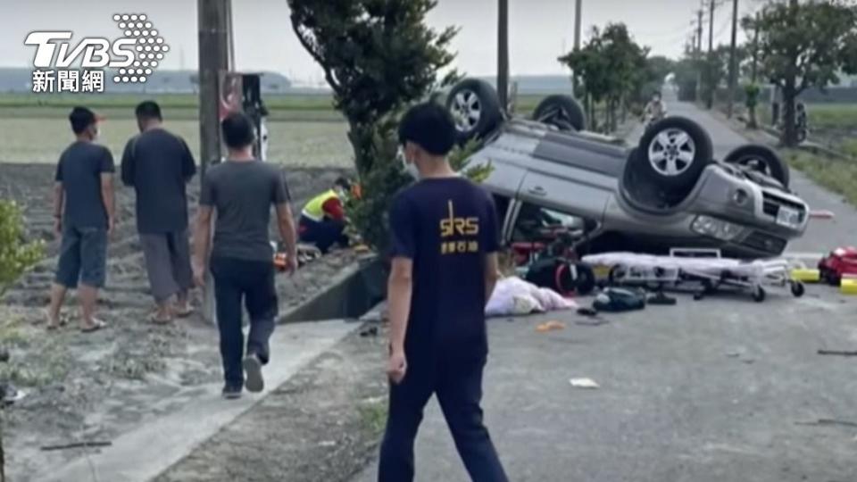 車禍造成林女駕車當場翻覆。（圖／TVBS）