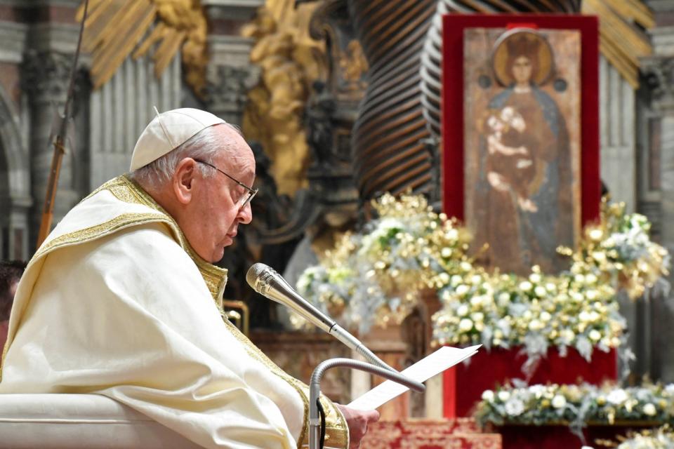 教宗方濟各12月31日在梵蒂岡聖伯多祿大殿主持彌撒。路透社