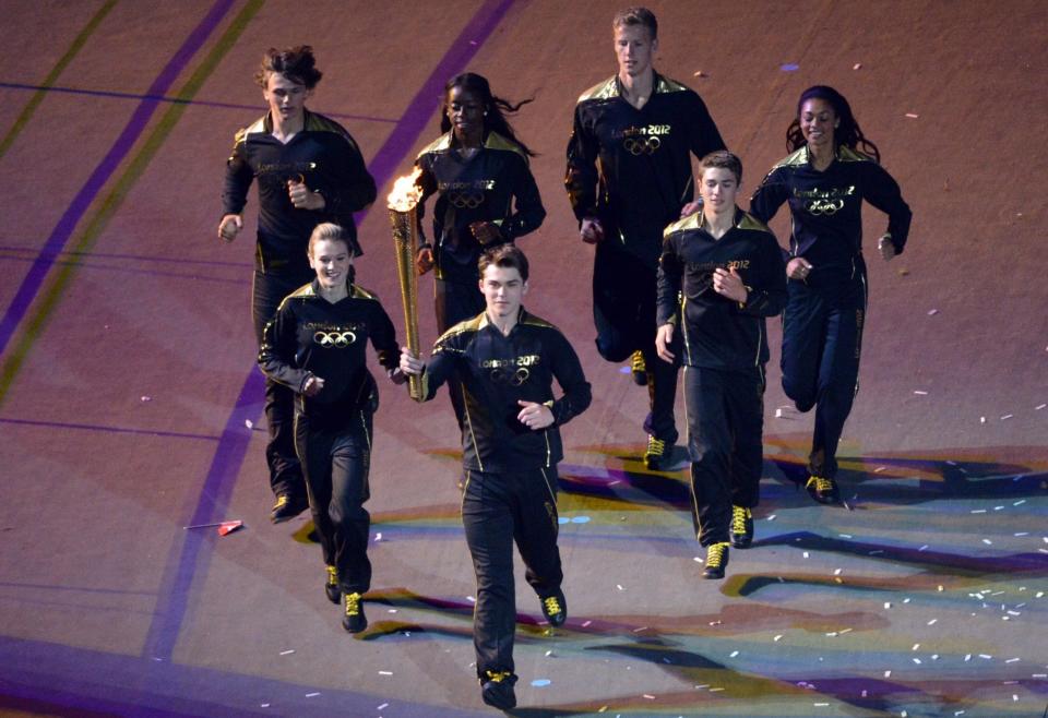 Οι νέοι αθλητές κουβαλούν την Ολυμπιακή φλόγα