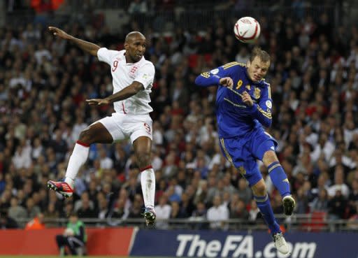 Jermain Defoe (I), de Inglaterra, salta por el balón con el ucraniano Oleh Gusev, en duelo de la segunda jornada de las eliminatorias europeas para el Mundial de Brasil-2014, jugado en el estadio Wembley de Londres. El duelo acabó 1-1. (AFP | ian kington)