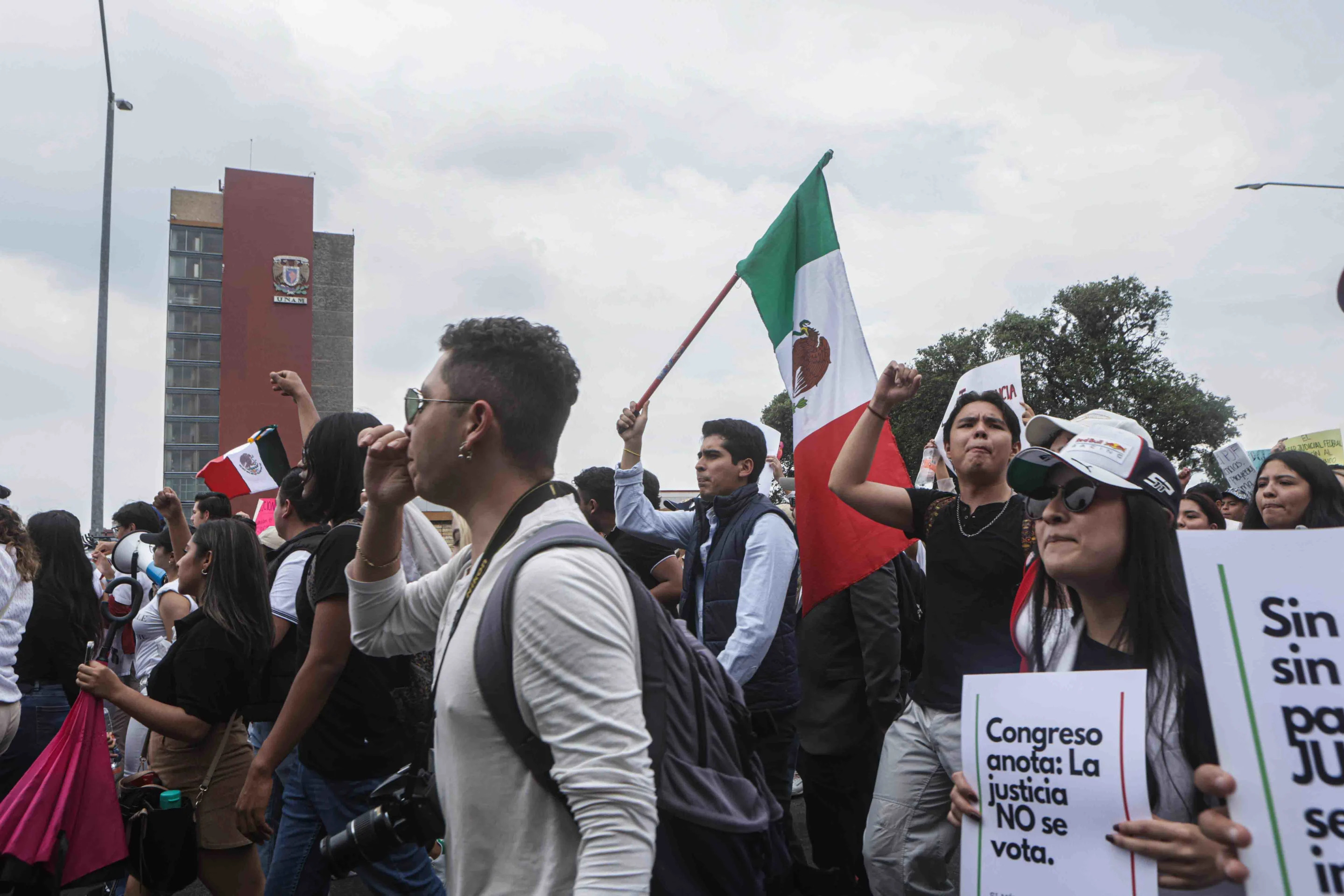 CIUDAD DE MÉXICO. Protest/Protesta-Poder Judicial.- 28 de agosto de 2024. Estudiantes de la Facultad de Derecho de la Universidad Nacional Autónoma de México marchan de CU y hasta la sede de la Judicatura en Insurgentes Sur para protestar por la reforma al Poder Judicial. Foto: Agencia EL UNIVERSAL/Gabriel Pano/EELG
