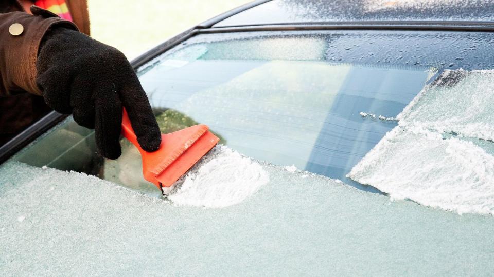 Nur ein Guckloch reicht nicht: Alle Scheiben müssen dem Fahrer vor dem Losfahren uneingeschränkte Sicht bieten.