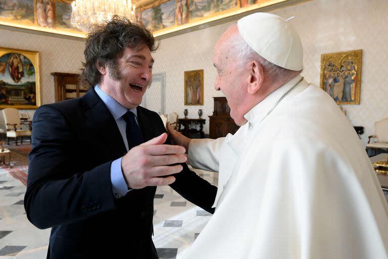 El presidente Javier Milei junto al papa Francisco, en una audiencia privada en el Vaticano