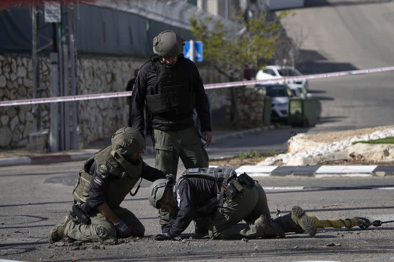 La policía israelí retira los restos de un cohete interceptado disparado desde el Líbano en Shlomi, norte de Israel, el jueves 6 de abril de 2023.