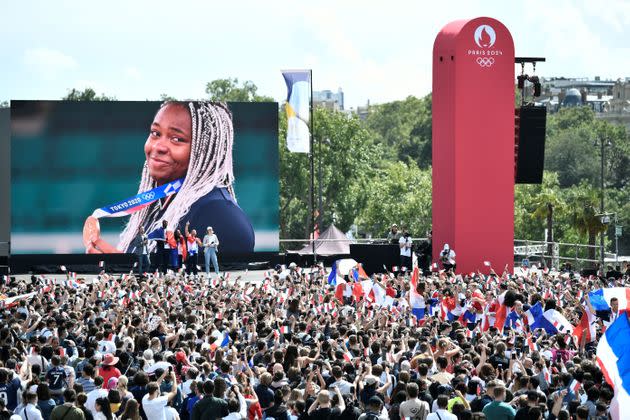 Le public français à la fan zone du Trocadéro lors de la médaille de bronze de Romane Dicko au judo +78kg femmes, le 8 août 2021 à Paris. (Photo: STEPHANE DE SAKUTIN via Getty Images)
