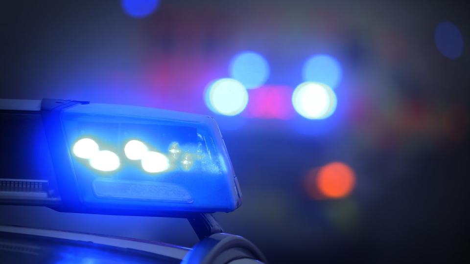 Ein Polizeiauto inn Bayern mit eingeschaltetem Blaulicht.