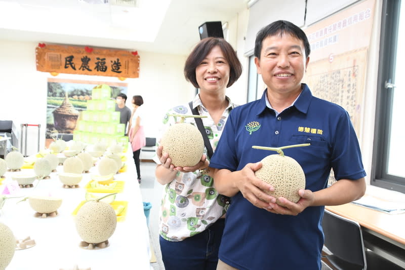 彰化首屆洋香瓜評比  永靖鄉農會詹閔帆奪冠 彰化縣第1屆洋香瓜評鑑比賽29日登場，冠軍由永靖 鄉農會詹閔帆（右）奪下，他很高興能把最好的洋香 瓜呈現給大家，也希望洋香瓜產業日後能夠在彰化更 加發光發熱。 （彰化縣政府提供） 中央社記者鄭維真傳真  113年5月29日 