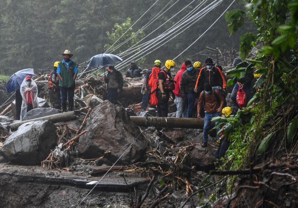 L’NHC prevede che Eta possa acquistare potenza sulle calde acque del Mar dei Caraibi, e che minaccerà il Messico sud-orientale nel fine settimana, quindi Cuba, Giamaica, Isole Cayman e il sud della Florida. In Guatemala, sono stati aperti rifugi per accogliere le vittime, come a Morales (nord-est). Allarme rosso anche in Honduras. (Photo by Luis Acosta / AFP) (Photo by LUIS ACOSTA/AFP via Getty Images)